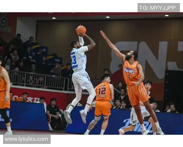 新疆广汇与对手激烈对决全力争胜彰显球队实力和竞技状态